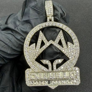 จี้เพชรโมอิสซาไนต์ทรงกลมพร้อมโลโก้ชื่อแบบฝังเพชร สำหรับเป็นของขวัญส่วนตัว พร้อมจี้เงินแท้ 925 และชาร์มเครื่องประดับ - Product Image 1