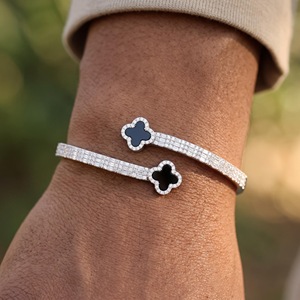 Brazalete de Oro Sólido de 14K para Mujer con Diamantes y Motivo de Trébol de Ónix Negro, Estilo Hip Hop para Fiestas y Eventos - Product Image 5