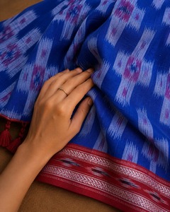 Magnifique sari en soie pure bleu royal à motif géométrique Ikat avec bordure rouge, sari traditionnel indien pour les fêtes et les occasions spéciales - Product Image 3