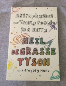 L'astrophysique pour les jeunes pressés par le temps par Gregory Mone, guide de cosmologie pour adultes en édition brochée - Fictif, éducation - Product Image 1