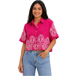 เสื้อเชิ้ตครอปสีชมพูสดสำหรับผู้หญิง ปักลายดอกไม้สีขาว แขนสั้น สไตล์ลำลอง เสื้อผ้าฝ้ายแฟชั่นฤดูร้อน ดีไซน์เนอร์ ออกแบบเองได้ - Product Image 1