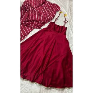 Belle robe de soirée pour les fêtes Fancy Border Work Gown - Product Image 3