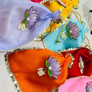 Ensemble de sacs Potli brodés à la main motif lotus, avec pompons perlés et bordure en dentelle à sequins dorés, pochette à cordon festive ethnique - Product Image 1