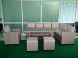 Ensemble de salle à manger moderne Julemind en rotin PE avec chaises et tables en acier, mobilier d'extérieur non pliable pour restaurant - Vente chaude