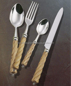 Cubiertos de metal de estilo vintage con mango de madera perfectos para hogares tradicionales y decoración de cocina antigua inspiración - Product Image 1