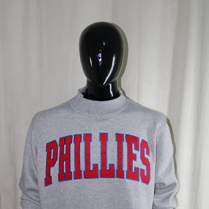 Sudadera de cuello alto color gris canela, 100% algodón, con apliques rojos bordados, cuello ancho, hilos finos. - Product Image 2