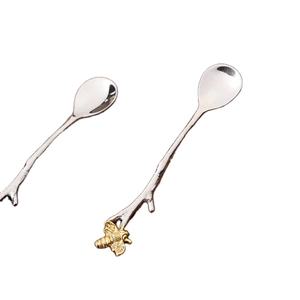 Cuillères décoratives en argent avec un oiseau assis sur une poignée pour une salle à manger et des cadeaux uniques et un style de table à usage domestique - Product Image 1