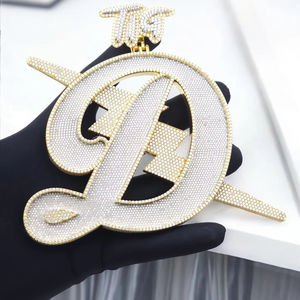 Colgante de Letra Personalizado de Lujo con Incrustaciones de Moissanita VVS, Joyería Hip Hop con Acabado Dorado - Product Image 1