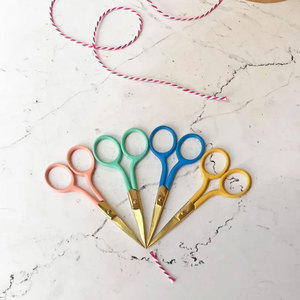 Ciseaux professionnels pour broderie dorée avec manche noir, pointe acérée, ciseaux de précision pour couture et artisanat - Product Image 3