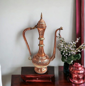 กระโถนทองแดงตกแต่งอย่างประณีตมีลวดลายดอกไม้สีเข้มที่ซับซ้อน พร้อมด้ามจับโค้งมนอย่างงดงาม และมีสายโซ่เชื่อมต่อ ขายส่ง - Product Image 5