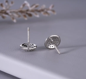 Boucles d'oreilles classiques en argent sterling 925 avec diamant moissanite taille brillant rond VVS et fermoir à vis pour femme - Product Image 2
