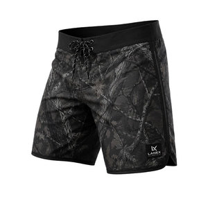 กางเกงขาสั้นชายลายพรางสีดำแบบ Woodland Camo แห้งเร็ว ยืดหยุ่นได้ เหมาะสำหรับเล่นเซิร์ฟ ว่ายน้ำ มีกระเป๋าข้าง พร้อมโลโก้สั่งทำพิเศษ กางเกงชายหาดสำหรับเล่นกีฬาทางน้ำ - Product Image 2