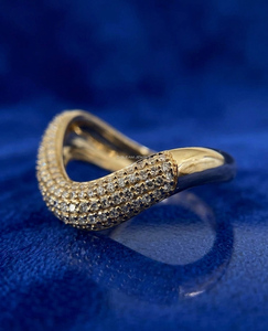 Anillo de banda ondulada con diamantes en racimo, anillo llamativo de oro de 14K, anillo de compromiso con diamante de laboratorio en forma de pera, anillo nupcial curvo único - Product Image 2