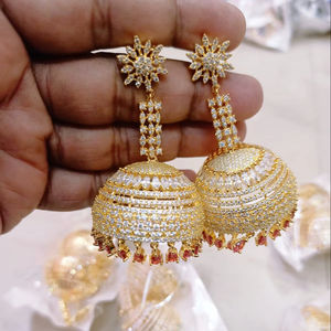 Boucles d'oreilles classiques de créateur plaquées or avec cristaux d'imitation et strass pour mariages et soirées - Product Image 1