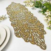 Chemin de table en lin brodé floral moderne motif poinsettia rouge doré, orné de perles et ajouré, pour décorations de Noël et de fêtes, vente en gros OEM ODM