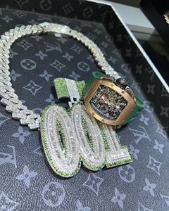 Colgante de Letra 001 con Moissanita Corte Baguette y Diamantes Verdes, Estilo Hip Hop, Joyería Personalizada a Bajo Precio - Product Image 2