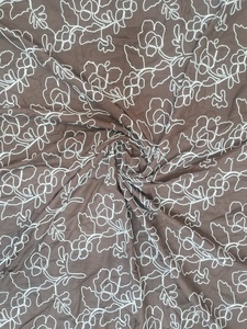 Tissu en coton marron en gros avec broderie florale blanche et travail de cordon 3D pour vêtements de créateurs et décoration intérieure - Product Image 5