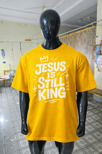 Camiseta de Algodón Grueso de Alta Calidad con Estampado Gráfico 'Jesus Is Still King' para Hombre, Estilo Urbano Cristiano, Hombros Caídos, Color Amarillo - Product Image 5