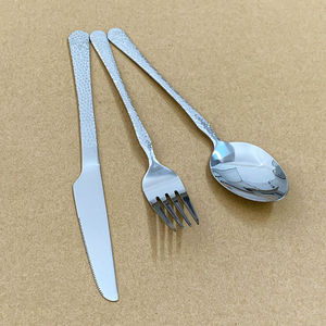 Juego de cubiertos de acero inoxidable ecológico plateado con mango retro martillado, cuchillo, tenedor y cuchara para bodas y fiestas, efecto espejo - Product Image 2