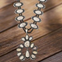 Collier artisanal en turquoise blanche motif fleur de squash, style bohème western, bijou statement pour cowgirl du sud-ouest