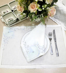 Juego de Manteles Individuales y Servilletas Bordados Lavables al por Mayor, Color Verde Claro con Flores, Manteles Individuales de Lino Blanco con Dobladillo para el Hogar, Bodas y Eventos - Product Image 1