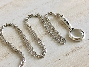 Loupe vintage en métal avec chaîne finition argentée, poignée décorative, loupe de poche à suspendre pour collectionneurs - Product Image 1