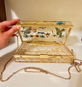 Boîte à bijoux en résine transparente faite à la main, design moderne et élégant, motif floral, détail peint à la main avec un ange, pour la décoration de mariage - Product Image 2