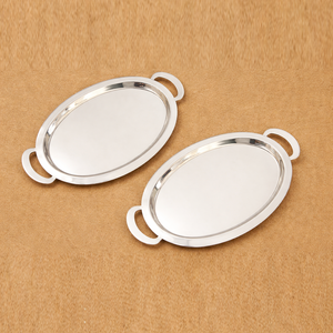 Magnifique ensemble de plateaux de service ovales en argent, finition polie et lisse, avec poignées latérales intégrées pratiques pour servir les aliments. - Product Image 1