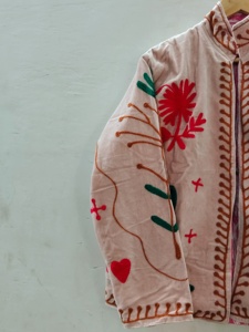 Veste en velours rose brodée à la main pour femmes |   Veste florale artisanale indienne |   Vêtements d'hiver ethniques bohèmes faits à la main - Product Image 2