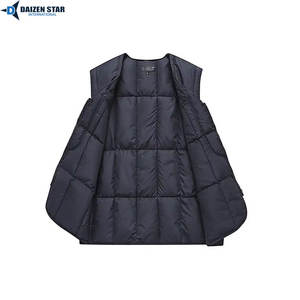 Gilet matelassé streetwear pour homme en laine et polyester, col montant, fermeture éclair, couleur unie, écologique, brodé, pour l'hiver - Product Image 3