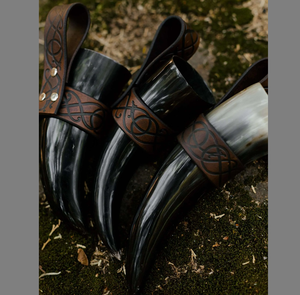 Corne à boire éco-responsable Viking sculptée style animal avec étui en cuir et fourrure poli - Product Image 5