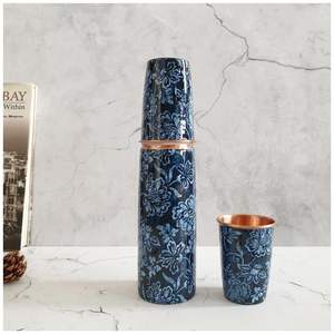 Ensemble de bouteilles en cuivre pur, design floral indien, matériau en cuivre, impression Meena, couleur bleue, finition brillante, bouteille avec verre. - Product Image 2