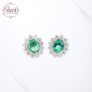 [Sheri Jewels] Pendientes de tuerca clásicos de oro blanco macizo de 18 quilates con forma ovalada y halo de esmeraldas naturales y diamantes para mujer - Regalo - Product Image 1