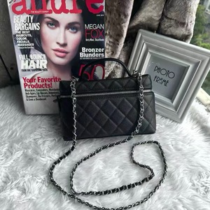 Sac à bandoulière matelassé noir avec chaîne, sac à main structuré pour les trajets quotidiens - Product Image 1