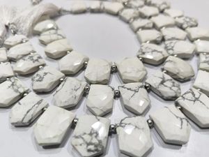 Perles de howlite naturelle en forme de pyramide, facettées, en forme de briolette, longueur 8 pouces. - Product Image 3