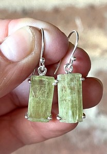 Pendientes de Cianita Verde Hechos a Mano, Plata de Ley, Joyería con Piedras Preciosas Naturales - Product Image 4