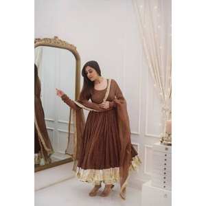 ชุดราตรีสำหรับงานเลี้ยงตอนเย็นมีก้นและ dupatta ที่มีงานโมติที่ซับซ้อน - Product Image 2