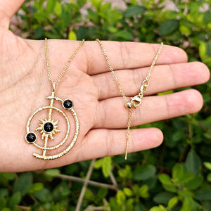 Pendentif système solaire plaqué or 18 carats avec pierres précieuses, triple onyx noir rond, collier céleste, bijoux modernes pour femmes, idéal pour les soirées. - Product Image 4