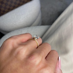 Anillo de Compromiso con Diamante Cultivado en Laboratorio de Corte Ovalado de 1.80 Quilates, con Halo Oculto Único y Engaste de Piedras Laterales, Oro Amarillo de 14k, Certificado IGI - Product Image 1