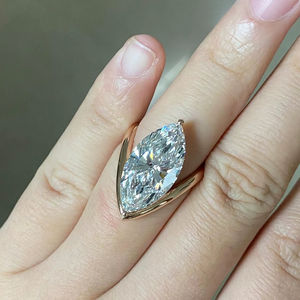 Anillo de lujo con corte marquesa, solitario, de oro macizo de 14k, con diamante moissanita, banda abierta, anillo llamativo para mujer, joyería personalizada para ella. - Product Image 1