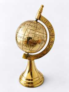 Globo Terráqueo de Latón Dorado con Mapa Grabado y Anillo de Meridianos, Decoración Vintage para Mesa de Estudio u Oficina - Product Image 1