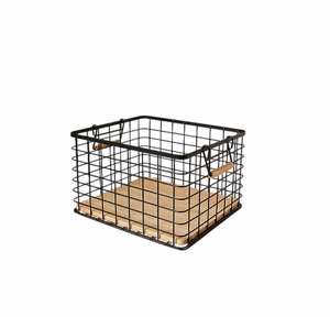 Panier de rangement rectangulaire en fil métallique avec poignée, design moderne, organisateur polyvalent pour garde-manger et cuisine - Product Image 1