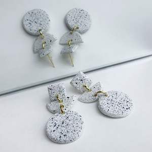 Boucles d'oreilles en résine élégantes, finition brillante, design moderne, durables, luxe, mode, par des artisans expérimentés, accessoires de bijoux - Product Image 1