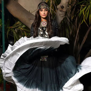 Falda Maxi Boho Chic de Rayón con Estampado Tie-Dye en Degradado Blanco y Negro, Falda Larga con Patrón Circular para Festivales - Product Image 1