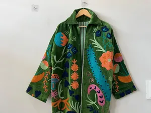 Chaqueta larga vintage de terciopelo verde Suzani bordada con diseño floral, manga larga, ropa de abrigo de invierno para mujer - Product Image 1