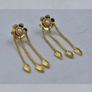 Pendientes de aro con tachuelas de latón con acabado dorado mate, hechos a mano, de última moda para fiestas, para niñas y mujeres. - Product Image 2