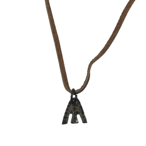 Colgante de hierro forjado a mano con textura rústica para proveedores de ensamblaje de joyería artesanal de cuero - Product Image 1