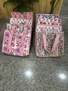 กระเป๋าโท้ทลายควิลท์ขนาดใหญ่ ปักลายผ้าฝ้าย สะพายไหล่ได้ ใช้ได้ทุกวัน สำหรับช้อปปิ้ง เดินทาง จัดเก็บของใช้ รุ่น Rajasthan Dolly - Product Image 4