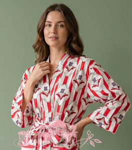 ชุดกิโมโนผ้าฝ้ายลายดอกไม้สีแดงพิมพ์ลายด้วยมือ คอวี มีเชือกผูก เสื้อคลุมยาวน้ำหนักเบา ชุดนอนสไตล์ชาวเขียวปุรี - Product Image 1