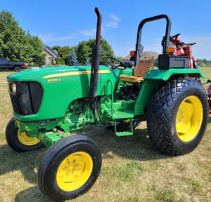 รถแทรกเตอร์จอห์นเดียร์ 5065E ลดราคาพิเศษ เครื่องยนต์ดีเซล 65 แรงม้า ขับเคลื่อน 4 ล้อ พร้อม ROPS และระบบไฮดรอลิก ราคาถูก - Product Image 1